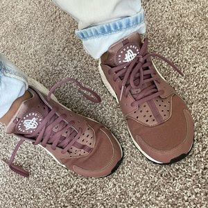 Nike Women’s Air Huarache Run Shoes (Size 7)